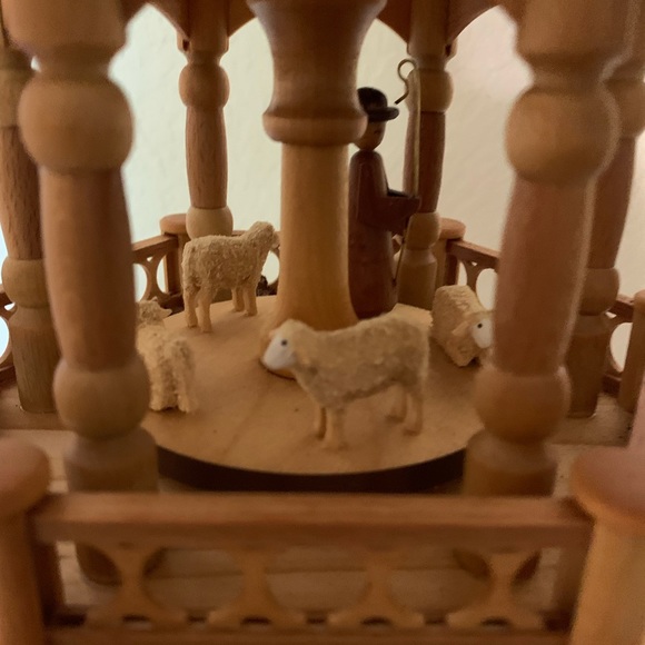 Handmade 4-Tier Christmas Pyramid Müller Kleinkunst Seiffen/Germany - Picture 4 of 9